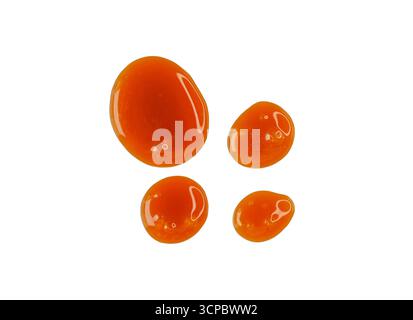 Gocce di caramello liquido isolate sul percorso di ritaglio bianco Foto Stock