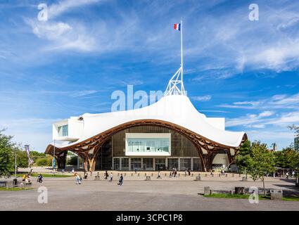 Il Centre Pompidou-Metz è un museo di arte moderna e contemporanea a Metz, in Francia, aperto nel 2010 e progettato da Shigeru Ban. Foto Stock