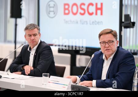 Gerlingen, Germania. 25 settembre 2025. Stefan Grosch (r), membro del Consiglio di amministrazione e direttore del lavoro di Robert Bosch GmbH, parla in una conferenza stampa dei tagli al lavoro. Sulla sinistra c'è Thomas Pauer, presidente della divisione Power Solutions di Robert Bosch GmbH, credito: Bernd Weißbrod/dpa/Alamy Live News Foto Stock