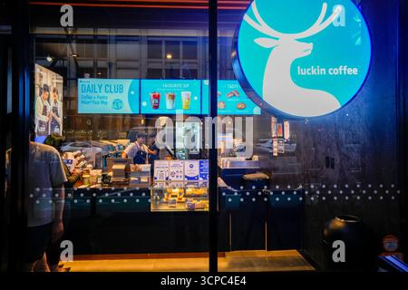 Una filiale della società cinese di caffè, Luckin Coffee a Chelsea, New York, mercoledì 10 settembre 2025. Luckin ha più negozi in Asia che Starbucks. (© Richard B. Levine) Foto Stock