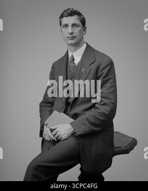 Una fotografia dell'inizio del XX secolo di Eamon de Valera, alias Dev, M.P. per East Clare, un importante statista e leader politico nell'Irlanda del XX secolo. Prima della sua carriera politica, era comandante a Boland's Mill durante la rivolta di Pasqua del 1916. Fu arrestato, condannato a morte, ma rilasciato per una serie di ragioni, tra cui la risposta pubblica all'esecuzione britannica dei leader emergenti. Tornò in Irlanda dopo essere stato incarcerato in Inghilterra e divenne una delle figure politiche più importanti della guerra d'indipendenza. Dopo la firma del trattato anglo-irlandese, de Valera servì come pol Foto Stock