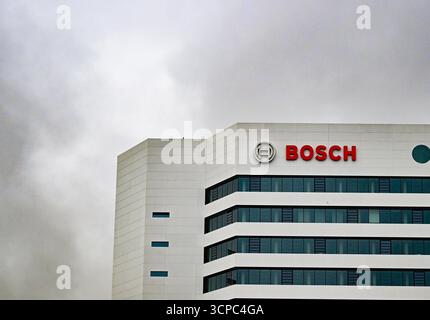 Gerlingen, Germania. 25 settembre 2025. Nuvole scure si stagliano sulla sede centrale di Robert Bosch GmbH. Bosch, fornitore di automobili, desidera tagliare i costi e ridurre circa 13.000 posti di lavoro, principalmente presso le sedi tedesche della divisione Mobility. Crediti: Bernd Weißbrod/dpa/Alamy Live News Foto Stock