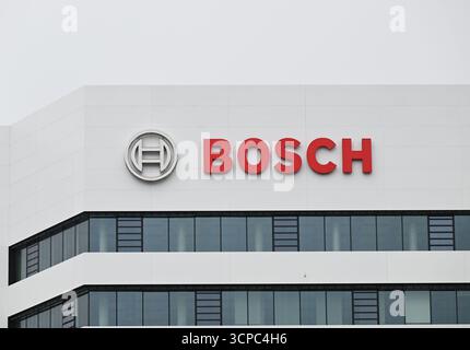 Gerlingen, Germania. 25 settembre 2025. Il logo Bosch è visibile su un edificio della sede centrale di Robert Bosch GmbH. Bosch, fornitore di automobili, desidera tagliare i costi e ridurre circa 13.000 posti di lavoro, principalmente presso le sedi tedesche della divisione Mobility. Crediti: Bernd Weißbrod/dpa/Alamy Live News Foto Stock