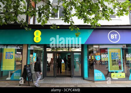 CROYDON, Regno Unito - 8 LUGLIO 2024: British Telecom BT e EE negozio di operatori mobili nel centro di Croydon, Greater London, Regno Unito. Foto Stock