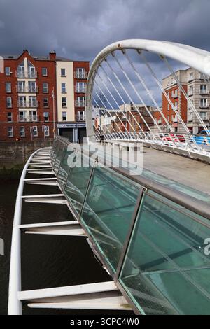 DUBLINO, IRLANDA - 6 LUGLIO 2024: Ponte James Joyce sul fiume Liffey a Dublino, Irlanda. È stato progettato da Santiago Calatrava. Foto Stock