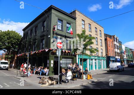 DUBLINO, IRLANDA - 6 LUGLIO 2024: Le persone visitano un caffè nel quartiere Liberties di Dublino, Irlanda. Foto Stock