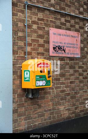 SUTTON, Regno Unito - 8 LUGLIO 2024: Defibrillatore pubblico di strada (AED) nel borgo londinese di Sutton nel sud di Londra, Regno Unito. Foto Stock