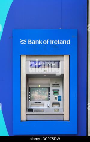 BELFAST, Regno Unito - 22 GIUGNO 2024: Sportello Bancomat della Bank of Ireland a Belfast, Irlanda del Nord. Foto Stock