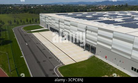 Porta dello spazio vuoto del magazzino logistico della piattaforma di carico e scarico delle merci. Foto Stock