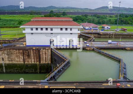 Miraflores Locks, Panama City, un importante complesso di vie navigabili vitale per il commercio internazionale e il passaggio merci attraverso il Canale di Panama durante la stagione delle piogge. Foto Stock