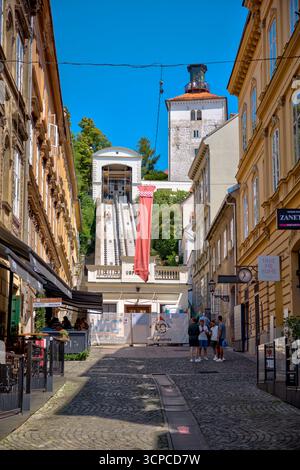 La funicolare di Zagabria collega le città inferiori e superiori, trasportando i passeggeri su una delle piste più brevi e antiche del mondo Foto Stock