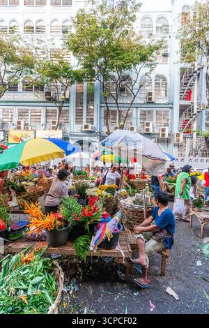 Venditori ambulanti in un affollato mercato dei fiori nel centro di Cebu City, Filippine Foto Stock