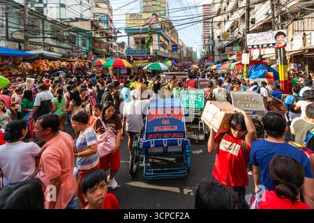 Strada molto affollata durante le vacanze natalizie nel centro di Manila, Filippine Foto Stock