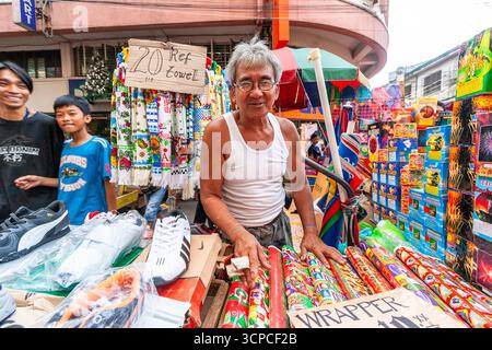 Venditori ambulanti in un affollato mercato di strada durante le vacanze natalizie nel centro di Manila, Filippine Foto Stock