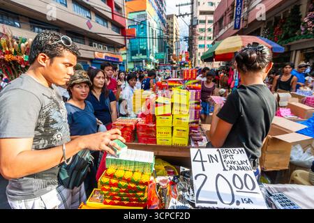 Un mercato di strada affollato e affollato durante le vacanze natalizie nel centro di Manila, Filippine Foto Stock