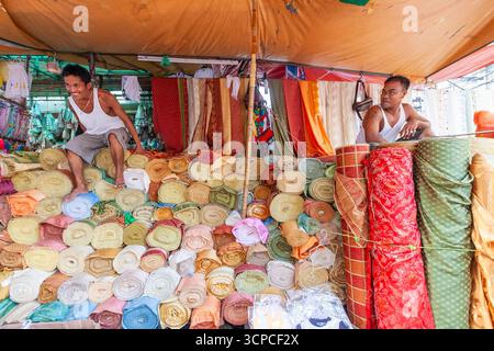 Venditori ambulanti in un affollato mercato di strada durante le vacanze natalizie nel centro di Manila, Filippine Foto Stock