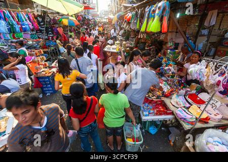 Un mercato di strada affollato e affollato durante le vacanze natalizie nel centro di Manila, Filippine Foto Stock