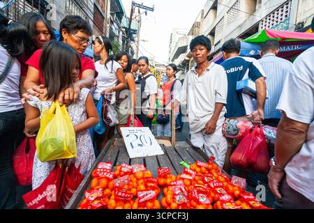 Un mercato di strada affollato e affollato durante le vacanze natalizie nel centro di Manila, Filippine Foto Stock
