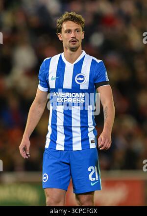 Olivier Boscagli di Brighton e Hove Albion durante la partita del terzo turno della Carabao Cup all'Oakwell Stadium di Barnsley. Data foto: Martedì 23 settembre 2025. Foto Stock