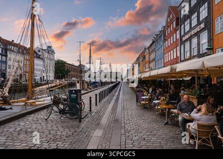 Quartiere Nyhavn a Copenhagen al tramonto con edifici colorati Foto Stock
