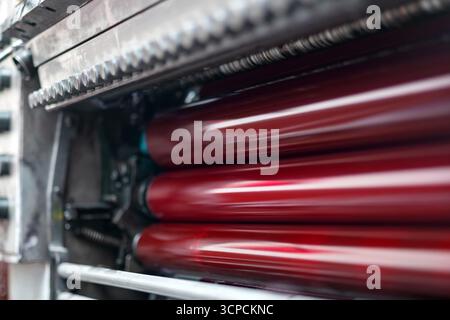 Rulli magenta e lucidi della stampante offset. Offset colore inchiostro. Messa a fuoco selettiva. Foto Stock