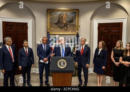 Il presidente Donald J. Trump fa un annuncio sulle scoperte mediche e scientifiche riguardanti l'autismo nei bambini, affiancato dal segretario alla salute e ai servizi umani Robert F. Kennedy Jr. E dall'amministratore del CMS Dr. Mehmet Oz, durante una conferenza stampa nella sala Roosevelt della Casa Bianca. 22 settembre 2025. Per gentile concessione della Casa Bianca. Foto Stock