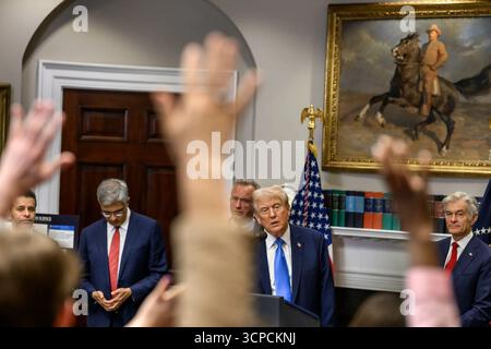 Il presidente Donald Trump risponde alle domande dei giornalisti durante una conferenza stampa sulla ricerca sull'autismo nella sala Roosevelt della Casa Bianca, insieme al dottor Mehmet Oz, Robert F. Kennedy Jr. E altri funzionari. 22 settembre 2025. Per gentile concessione della Casa Bianca. Foto Stock