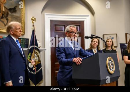 Il presidente Donald Trump ascolta il Segretario alla salute e ai servizi umani Robert F. Kennedy Jr. Durante una conferenza stampa sulla ricerca sull'autismo nella sala Roosevelt della Casa Bianca. 22 settembre 2025. Per gentile concessione della Casa Bianca. Foto Stock