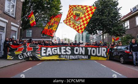 I tifosi del Go Ahead Eagles prima della partita durante la fase MD1 della UEFA Europa League 2025/26 tra il Go Ahead Eagles e il Fotbal Club FCSB allo Stadion De Adelaarshorst il 25 settembre 2025 a Deventer, Paesi Bassi. (Crediti: Marcel ter Bals/MTB-Photo/Alamy Live News) Foto Stock