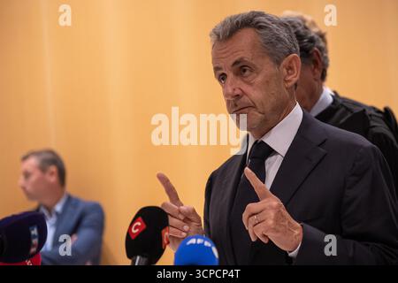 (250925) -- PARIGI, 25 settembre 2025 (Xinhua) -- l'ex presidente francese Nicolas Sarkozy parla ai media dopo il verdetto del suo processo a Parigi, Francia, 25 settembre 2025. L'ex presidente francese Nicolas Sarkozy è stato condannato giovedì a cinque anni di carcere con una pena detentiva differita, dopo essere stato dichiarato colpevole di cospirazione criminale per presunto finanziamento libico della sua campagna presidenziale del 2007, secondo i media francesi BFM TV. La corte multò Sarkozy di 100.000 euro (117.000 dollari) e gli vietò di ricoprire cariche pubbliche o di candidarsi per le elezioni per cinque anni. Sa Foto Stock