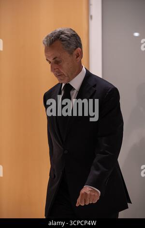 (250925) -- PARIGI, 25 settembre 2025 (Xinhua) -- l'ex presidente francese Nicolas Sarkozy parte dopo il verdetto del suo processo a Parigi, Francia, 25 settembre 2025. L'ex presidente francese Nicolas Sarkozy è stato condannato giovedì a cinque anni di carcere con una pena detentiva differita, dopo essere stato dichiarato colpevole di cospirazione criminale per presunto finanziamento libico della sua campagna presidenziale del 2007, secondo i media francesi BFM TV. La corte multò Sarkozy di 100.000 euro (117.000 dollari) e gli vietò di ricoprire cariche pubbliche o di candidarsi per le elezioni per cinque anni. Sarkozy ha rei Foto Stock