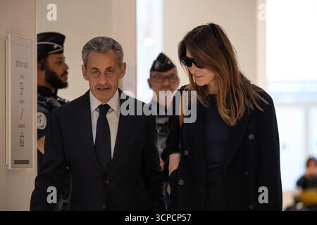 (250925) -- PARIGI, 25 settembre 2025 (Xinhua) -- l'ex presidente francese Nicolas Sarkozy e sua moglie Carla Bruni arrivano a un tribunale a Parigi, Francia, 25 settembre 2025. L'ex presidente francese Nicolas Sarkozy è stato condannato giovedì a cinque anni di carcere con una pena detentiva differita, dopo essere stato dichiarato colpevole di cospirazione criminale per presunto finanziamento libico della sua campagna presidenziale del 2007, secondo i media francesi BFM TV. La corte multò Sarkozy di 100.000 euro (117.000 dollari) e gli vietò di ricoprire cariche pubbliche o di candidarsi per le elezioni per cinque anni. Sarkozy ha Foto Stock