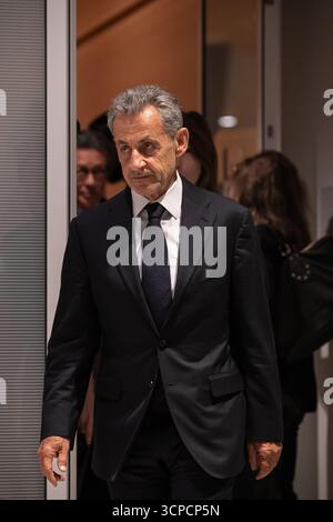 (250925) -- PARIGI, 25 settembre 2025 (Xinhua) -- l'ex presidente francese Nicolas Sarkozy parte dopo il verdetto del suo processo a Parigi, Francia, 25 settembre 2025. L'ex presidente francese Nicolas Sarkozy è stato condannato giovedì a cinque anni di carcere con una pena detentiva differita, dopo essere stato dichiarato colpevole di cospirazione criminale per presunto finanziamento libico della sua campagna presidenziale del 2007, secondo i media francesi BFM TV. La corte multò Sarkozy di 100.000 euro (117.000 dollari) e gli vietò di ricoprire cariche pubbliche o di candidarsi per le elezioni per cinque anni. Sarkozy ha rei Foto Stock