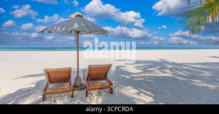 Luna di miele in estate, destinazione per coppie, spiaggia con lettini e ombrellone per vacanze nella natura tropicale, rilassante sfondo panoramico Foto Stock