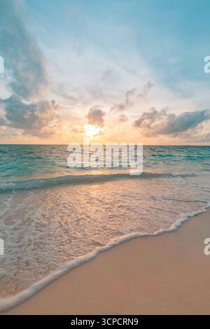 Splendido tramonto sulla spiaggia sabbiosa delle onde marine. Sereno orizzonte del cielo tranquillo tranquillo paesaggio estivo sulla spiaggia tropicale dell'isola con vista dell'alba sullo sfondo Foto Stock