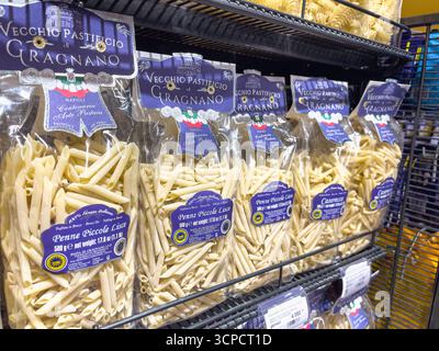 21 settembre 2025, Astana, Repubblica del Kazakistan: Vari tipi di pasta in imballaggi trasparenti Foto Stock