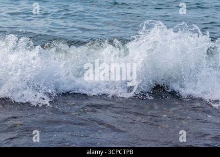 Primo piano dell'onda del mare Foto Stock
