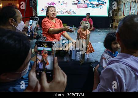 Bangkok, Bangkok, Thailandia. 25 settembre 2025. Prakit Monkey Show è uno spettacolo che vede le scimmie come interpreti principali. Lo spettacolo è in corso da 50 anni dal 1975. Ora è gestito dalla seconda generazione, che ha preso il posto dopo la morte di suo padre. Ad oggi, il Prakit Monkey Show è l'ultimo spettacolo di scimmie rimasto in Thailandia il 25 settembre 2025 a Bangkok, Thailandia. (Credit Image: © Nattaphon Phanphongsanon/ZUMA Press Wire) SOLO PER USO EDITORIALE! Non per USO commerciale! Foto Stock