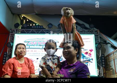 Bangkok, Bangkok, Thailandia. 25 settembre 2025. Prakit Monkey Show è uno spettacolo che vede le scimmie come interpreti principali. Lo spettacolo è in corso da 50 anni dal 1975. Ora è gestito dalla seconda generazione, che ha preso il posto dopo la morte di suo padre. Ad oggi, il Prakit Monkey Show è l'ultimo spettacolo di scimmie rimasto in Thailandia il 25 settembre 2025 a Bangkok, Thailandia. (Credit Image: © Nattaphon Phanphongsanon/ZUMA Press Wire) SOLO PER USO EDITORIALE! Non per USO commerciale! Foto Stock
