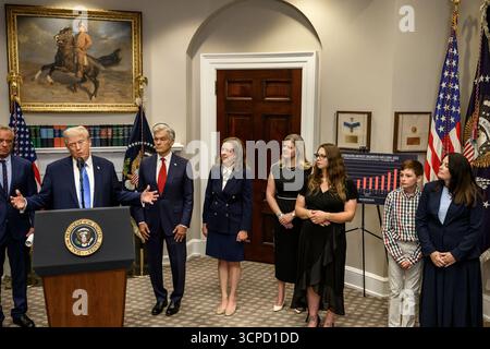 Il presidente Donald Trump fa un annuncio sulle scoperte mediche e scientifiche riguardanti l’autismo nei bambini americani, lunedì 22 settembre 2025, nella sala Roosevelt della Casa Bianca. (Foto ufficiale della Casa Bianca di Joyce N. Boghosian) Foto Stock