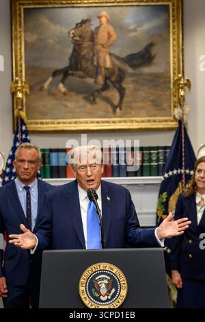 Il presidente Donald Trump fa un annuncio sulle scoperte mediche e scientifiche riguardanti l’autismo nei bambini americani, lunedì 22 settembre 2025, nella sala Roosevelt della Casa Bianca. (Foto ufficiale della Casa Bianca di Joyce N. Boghosian) Foto Stock