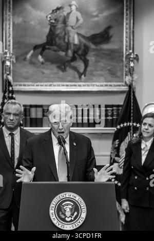 Il presidente Donald Trump fa un annuncio sulle scoperte mediche e scientifiche riguardanti l’autismo nei bambini americani, lunedì 22 settembre 2025, nella sala Roosevelt della Casa Bianca. (Foto ufficiale della Casa Bianca di Joyce N. Boghosian) Foto Stock