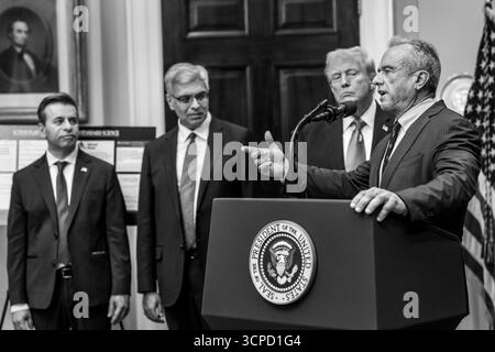 Il presidente Donald Trump risponde alle domande dei media dopo aver fatto un annuncio sui risultati medici e scientifici riguardanti l’autismo nei bambini americani, lunedì 22 settembre 2025, nella sala Roosevelt della Casa Bianca. (Foto ufficiale della Casa Bianca di Joyce N. Boghosian) Foto Stock