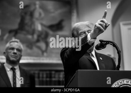 Il presidente Donald Trump risponde alle domande dei membri dei media dopo aver fatto un annuncio sulle scoperte mediche e scientifiche riguardanti l’autismo nei bambini americani, lunedì 22 settembre 2025, nella sala Roosevelt della Casa Bianca. (Foto ufficiale della Casa Bianca di Molly Riley) Foto Stock