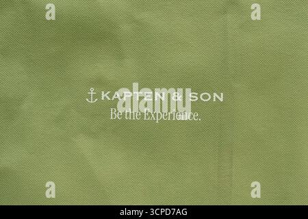 Germania Berlino 25 settembre 2025. Etichetta in tessuto verde con logo Kapten e Son e slogan Be the Experience. Immagine primo piano del branding Foto Stock