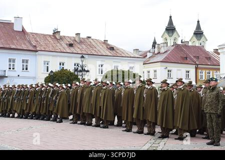 I soldati polacchi di fucilieri di Podhale in mantello cerimoniale si sono formati durante la parata del 105° anniversario a Sanok, in Polonia. Foto Stock