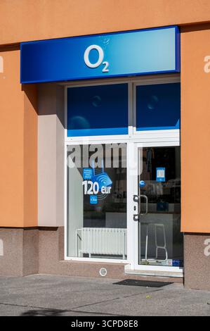 Ziar nad Hronom, Slovacchia - 21 settembre 2025: Cartello dell'operatore di rete mobile O2. Filiale O2 a Ziar nad Hronom. Slovacchia. Foto Stock
