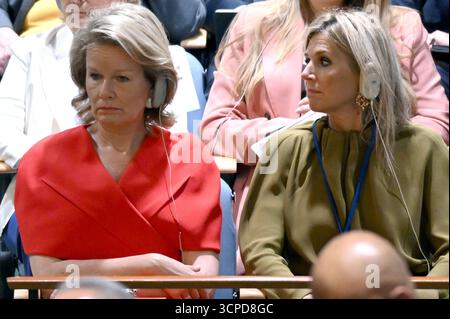 New York, Stati Uniti. 23 settembre 2025. La regina Matilde del Belgio e la regina Maxima dei Paesi Bassi ascoltano il presidente degli Stati Uniti Donald Trump che affronta la 80a sessione dell'Assemblea generale delle Nazioni Unite durante la settimana della 80a sessione dell'Assemblea generale delle Nazioni Unite (UNGA80), a New York, Stati Uniti d'America, giovedì 25 settembre 2025. BELGA FOTO TONY BEHAR credito: Belga News Agency/Alamy Live News Foto Stock
