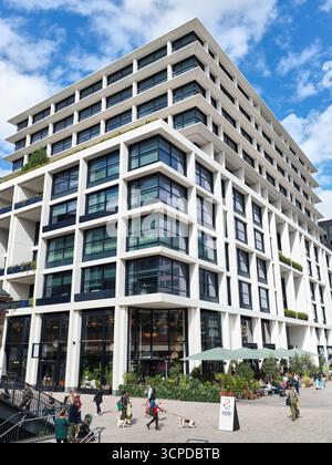 Blocco di appartamenti accanto al parco Lewis Cubitt e di fronte a Coal Dropsyard, King's Cross, Londra, Inghilterra. Foto Stock