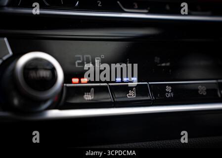 Primo piano del pannello di comando della climatizzazione BMW X4 con display digitale Foto Stock